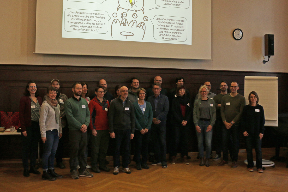 Workshop der HNEE für den Entwurf eines Zukunftsbildes der VErsuchsstellen in Brandenburg. 20 VErtreter der landwirtschaftlichen Branche trafen sich dazu in Eberswalde in den Räumen der Hochschule Eberswalde.
Bild: Julian Delbrügge