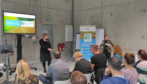 Laura Rheinfels vertritt das Projekt Modell- und Demonstrationsvorhaben Integrierter Pflanzenbau (MuD) für die Region Brandenburg. Sie sprach darüber zu den Zuschauern gewandt.