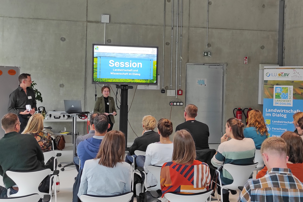 Landwirtschaft im Dialog, eine Kooperation aus Bauernverband Brandenburg und Koordinierungsstelle am ILU diskutierte Chancen und Hürden des Wissenstransfers auf dem Lausitzer Zukunftsforum am 26. September an der Brandenburgischen Technischen Universität Cottbus-Senftenberg (BTU) in Cottbus. Die zweitägige Veranstaltung hatte das Konsortium Land-Innovation-Lausitz (LIL) organisiert, um die aktuellen Projekte für die Lausitz vorzustellen und Ergebnisse zu präsentieren. Bildquelle: Sandra Marquardt