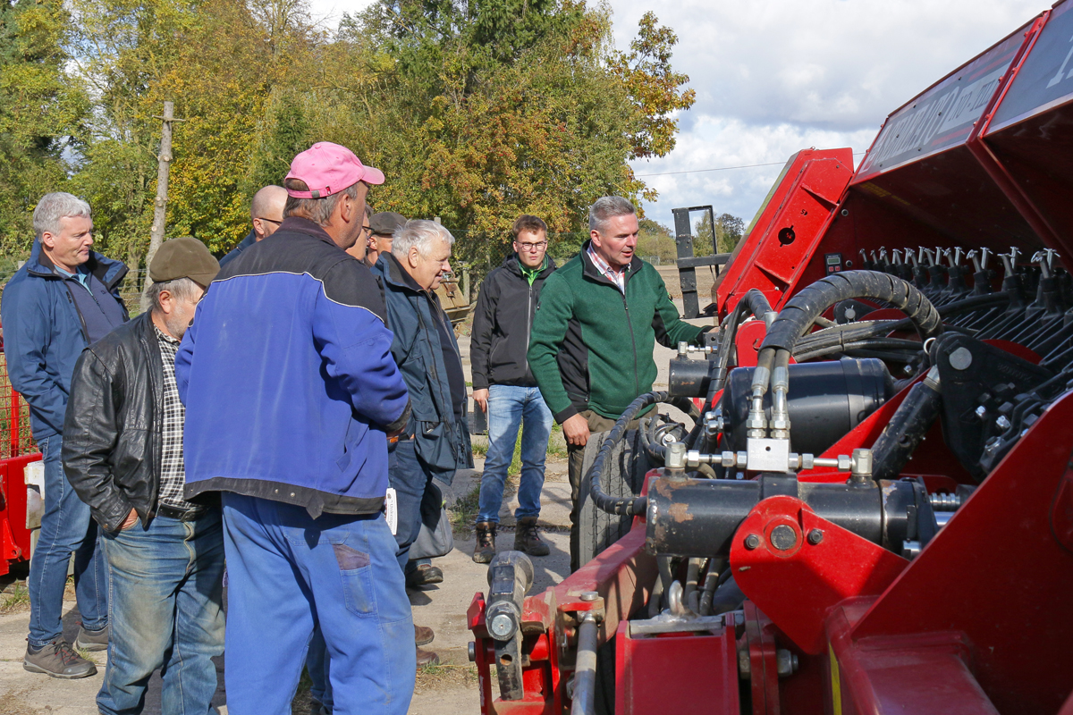 Landwirte stehen vor einer Maschine, die extra für StripTill entwickelt wurde. Foto: Julian Delbrügge (ILU)