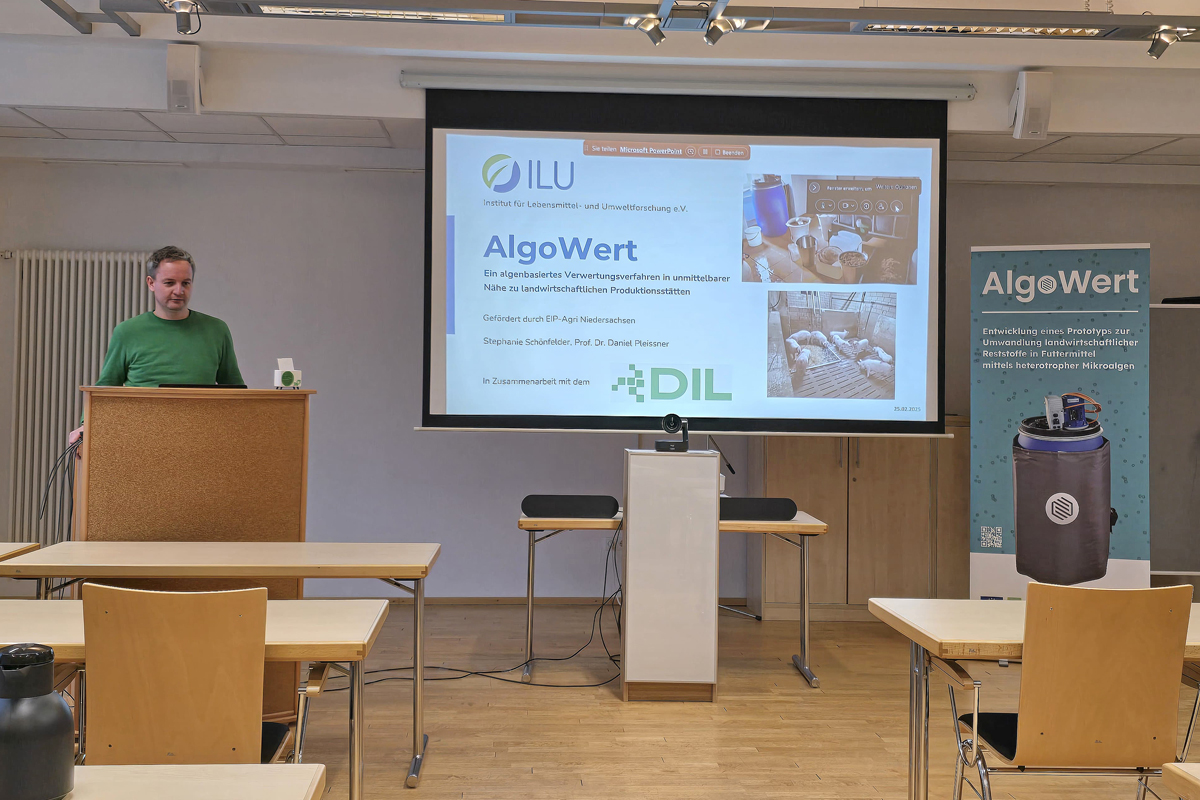 Daniel Pleissner, Vorstandsvorsitzender beim ILU, hält einen Vortrag zum ILU-Projekt AlgoWert.