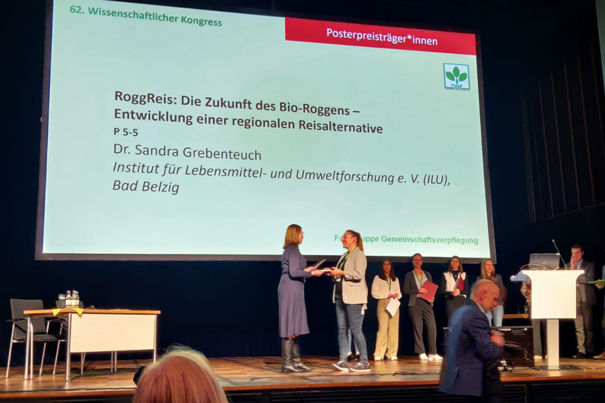 Sandra Grebenteuch gewinnt einen Preis für ihr Poster und kommt auf die Bühne.