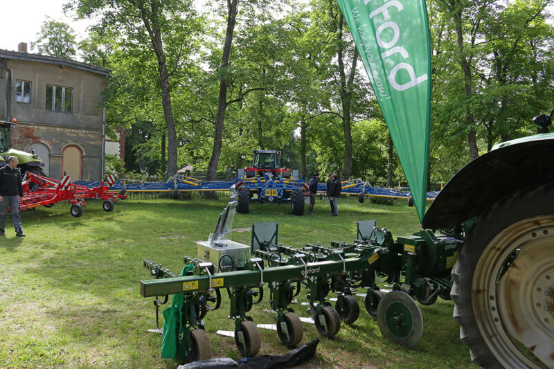 Bevor es aufs Feld losgeht, parkt die Technik im Hof. Foto: Julian Delbrügge (ILU)