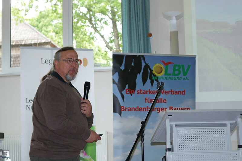Hielt einen Vortrag über das Striegeln und Hacken in einem auf Bio umgestellten Betrieb: Frank Schumacher. Foto: Julian Delbrügge (ILU)