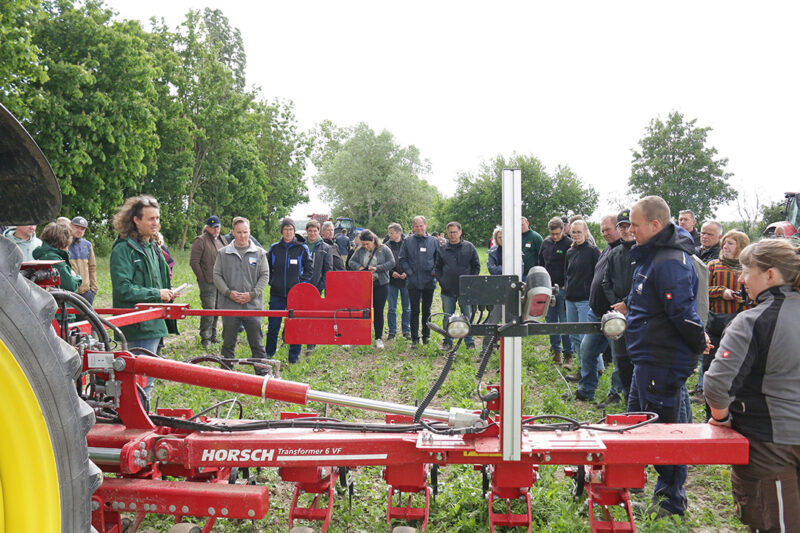 Etwa 40 Landwirte und Branchenvertreter umringen eine Hacke von Horsch. Es wurde leidenschaftlich diskutiert. Foto: Julian Delbrügge (ILU)
