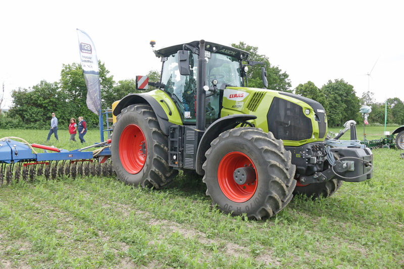 Der Claas Axion nochmal von der Seite. Foto: Julian Delbrügge (ILU)