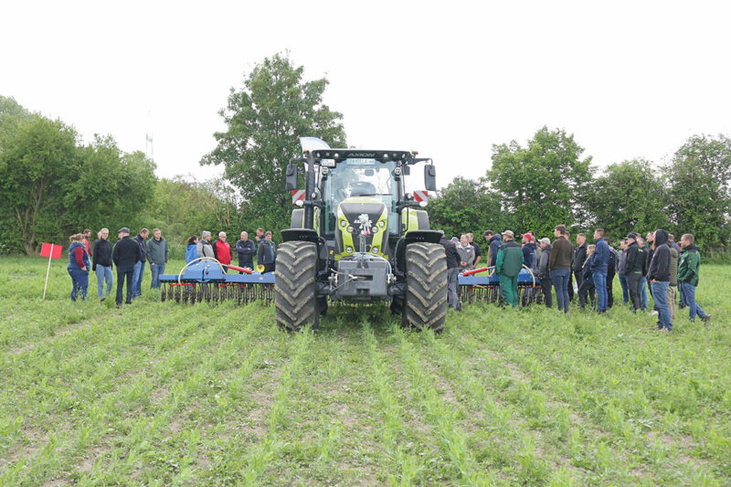 Kurz vor dem Start: Bevor dieser Claas Axion mit angehängter Rollhacke die Erbse kämmt, wird über die Technik gesprochen. Foto: Julian Delbrügge (ILU)