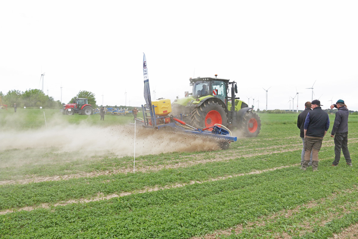 Ein Traktor striegelt ein Feld. Es staubt stark - ein Zeichen für das trockene Frühjahr. Foto: Julian Delbrügge (ILU)